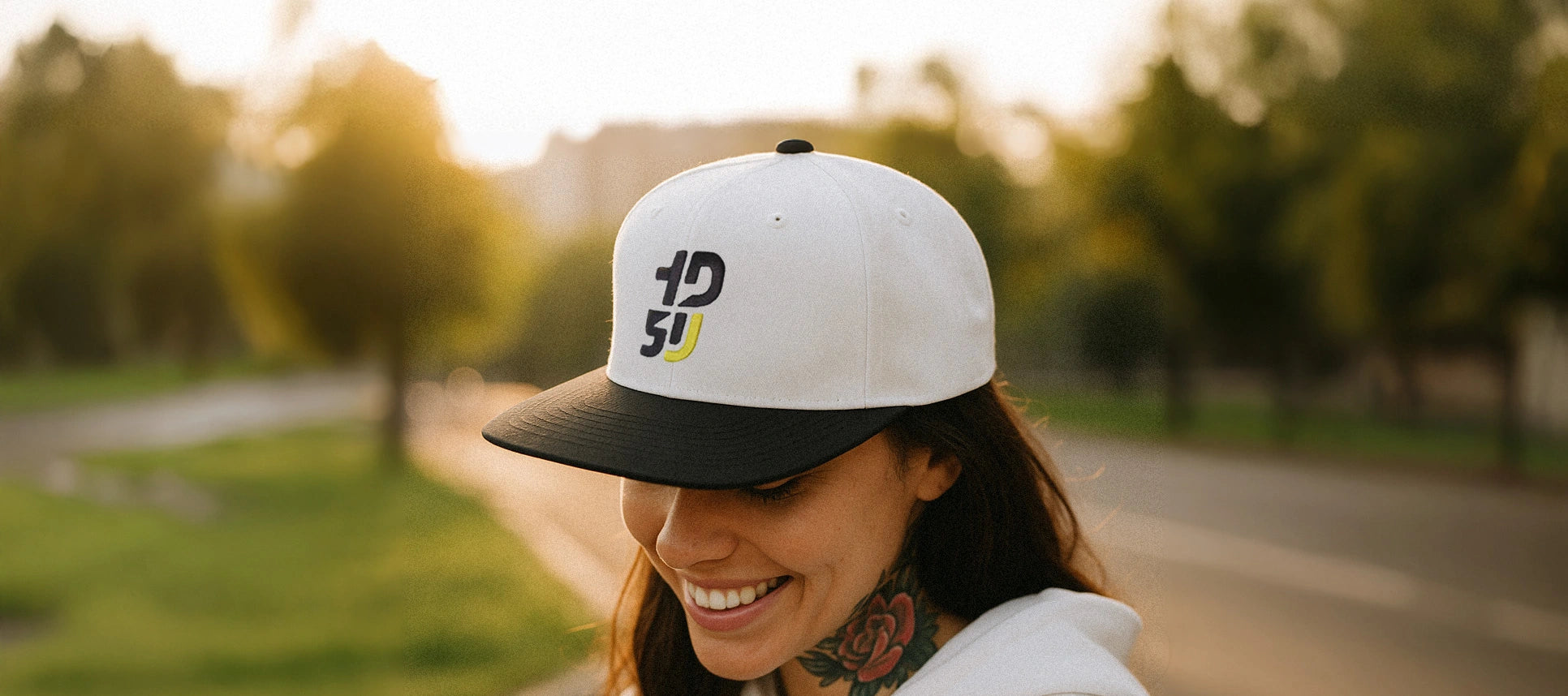 casquette snapback blanc noir moto brodée logo 1D5U vue de face portee