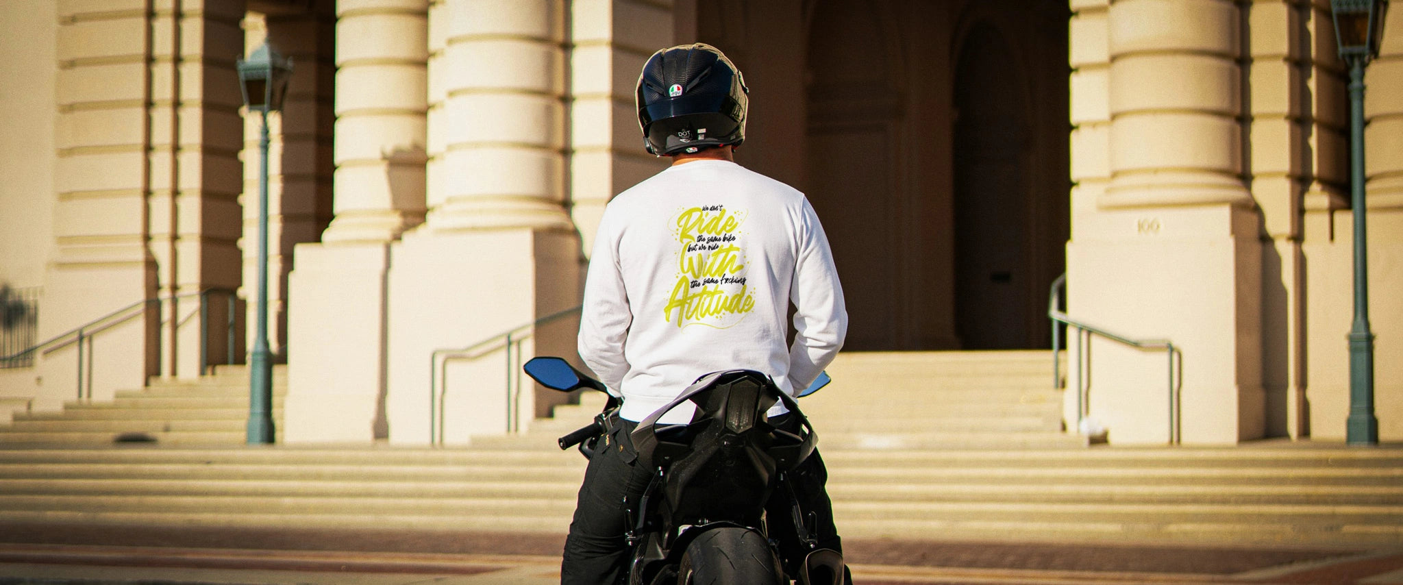 Sweat moto Ride with attitude blanc dos exterieur porte streetwear motard biker